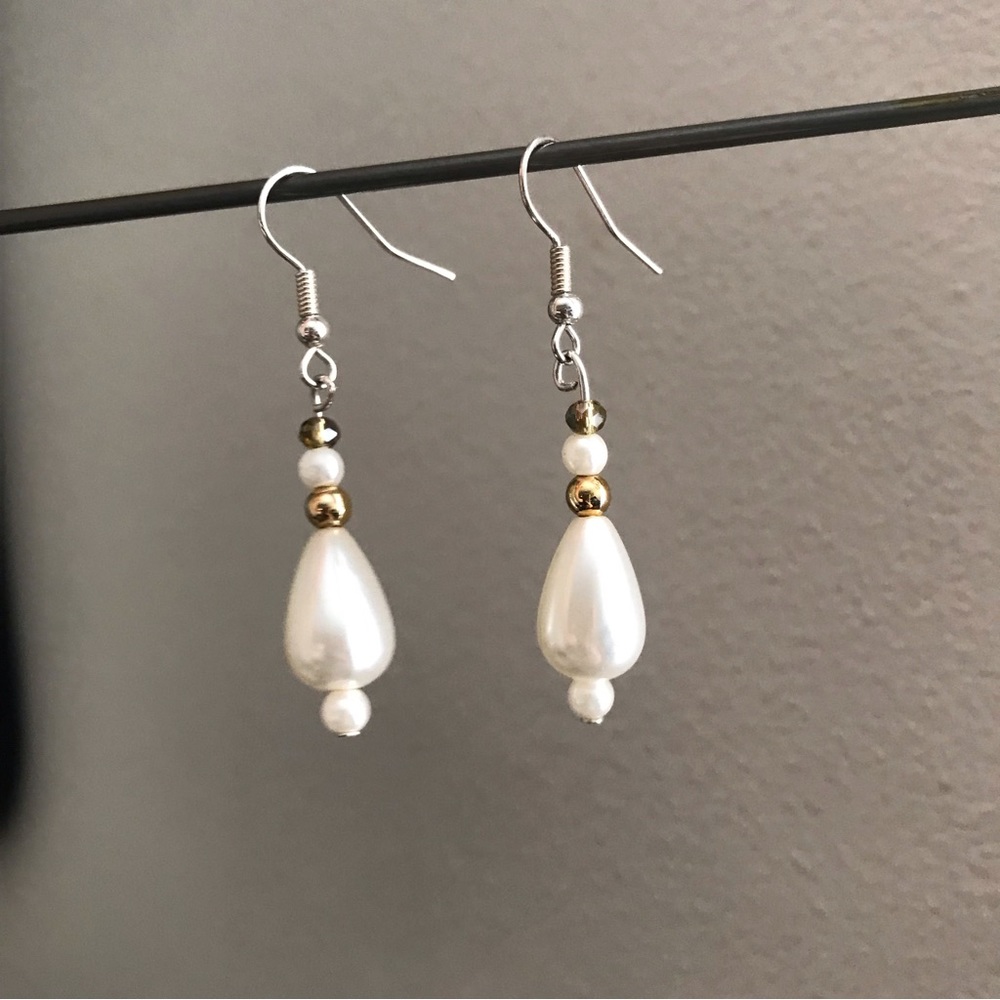 Earrings handcrafted of Vintage faux pearls - Picture 2 of 2